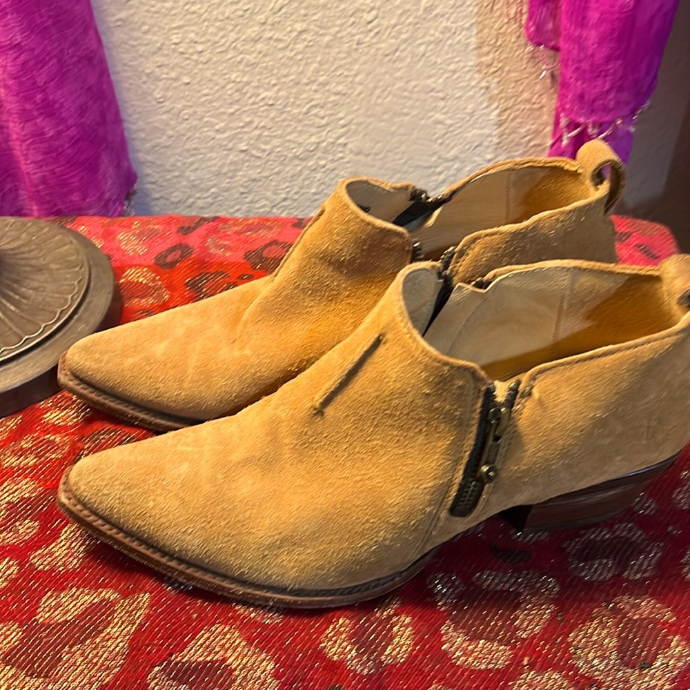 Size 10 women’s Frye booties- tan leather 1-inch heels
